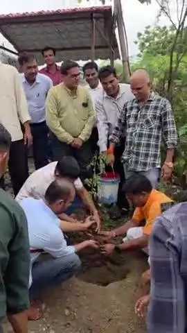 अलीराजपुर: सोंडवा उत्कृष्ट विद्यालय में मुख्यमंत्री निशुल्क लैपटॉप वितरण कार्यक्रम, 75% अंक वाले बच्चों को चेक बांटे और पौधारोपण किया