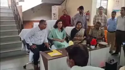एटा: ARTO कार्यालय पर उप परिवहन आयुक्त की मौजूदगी में बकाया टैक्स के 16 वाहनों की हुई नीलामी, कुल राशि तीन लाख सत्तर हजार