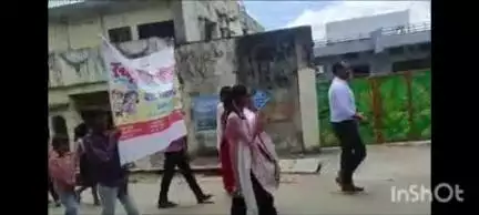 गोला गोकरणनाथ: गोला तहसील क्षेत्र के बांकेगंज में स्कूल चलो अभियान पर जोर, बच्चों और शिक्षकों ने रैली निकालकर शिक्षा को बढ़ावा दिया