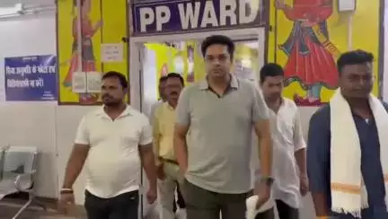 गोड्डा: कस्तूरबा विद्यालय में फूड प्वाइजनिंग, पूर्व विधायक अमित मंडल ने अस्पताल पहुंचकर बच्चों का जाना हाल