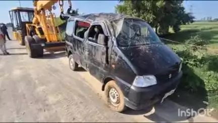 सादाबाद: विलार के पास ट्रक ने ईको में मारी टक्कर, एक ही परिवार के 6 लोग घायल, पुलिस ने घायलों को अस्पताल पहुंचाया