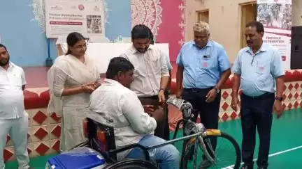 సిర్పూర్ టి: సిర్పూర్ పేపర్ మిల్లు యజమాన్యం ఆధ్వర్యంలో 20 మంది వికలాంగులకు ట్రై సైకిళ్ల పంపిణీ చేసిన జిల్లా కలెక్టర్ వెంకటేష్ దోత్రే
