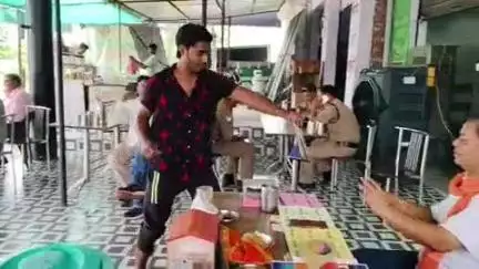 नारासन: नारसन बॉर्डर पर गुप्ता चाट भंडार पर चाय और अन्य सामान बेच रहा गुलफाम, हंगामा होने पर एक को लिया हिरासत में
