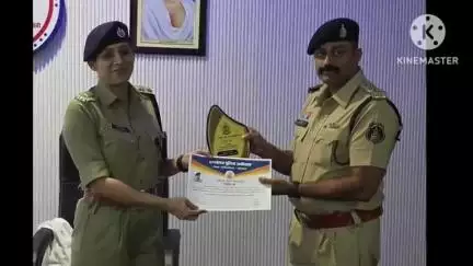बलौदाबाज़ार: एसपी भावना गुप्ता द्वारा 4 पुलिस अधिकारियों और कर्मचारियों को COP OF MONTH के रूप में सम्मानित किया गया