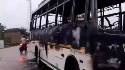 परसवाड़ा: ग्राम चनई में खड़ी बस में लगी आग, जलकर खाक हुई, बैटरी में हुआ धमाका, शोर सुनकर पहुंचे लोग