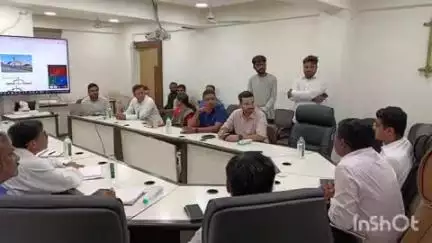 દાહોદ: કલેકટરશ્રી યોગેશ નિરગુડેના અધ્યક્ષ સ્થાને સ્માર્ટ સીટી અંતર્ગત બેઠક યોજાઈ