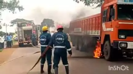 పరిగి: మల్కాపూర్ గేటు సమీపంలో లారీ కిందికి దూసుకు వెళ్లిన ద్విచక్ర వాహనం, చెల్లరేగిన మంటలు ఇద్దరికీ తీవ్ర గాయాలు