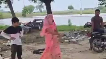 सादाबाद: लोधई में महिला का तमंचा लहराकर दबंगई दिखाते हुए वीडियो हुआ वायरल, पुलिस जांच में जुटी