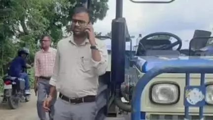 पोठिया: तैयबपुर के पास सीओ ने अवैध बालू से भरे एक ट्रैक्टर को ज़ब्त किया