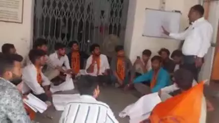 बलरामपुर: एमएलके पीजी कॉलेज में फीस वृद्धि के विरोध में ABVP ने धरना प्रदर्शन, 48 घंटे में समाधान न होने पर भूख हड़ताल की चेतावनी