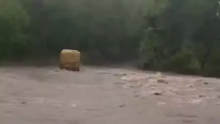 बालाघाट: लगातार बारिश से भीमा नाला उफान पर, बालाघाट-नैनपुर मार्ग बंद, वाहनों की आवाजाही रुकी, ट्रक फंसा