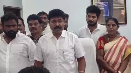 కొండపి: సింగరాయకొండ వైసీపీ కార్యాలయంలో కార్యకర్తలతో సమావేశం నిర్వహించిన మాజీ మంత్రి ఆదిమూలపు సురేష్