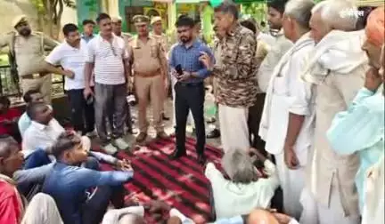 किरावली: नगला डहर काग्रोल में जलभराव की समस्या को लेकर कांग्रेस जिलाध्यक्ष ने ग्रामीणों के साथ तहसील में किया धरना प्रदर्शन