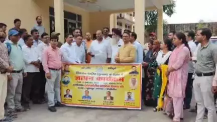 पूरनपुर: विधायक के कार्यालय में उत्तर प्रदेशीय प्राथमिक शिक्षक संघ ने विद्यालय विलय का विरोध करते हुए सौंपा ज्ञापन