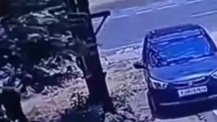 सीकर: सीकर जयपुर रोड पर शोरूम के सामने खड़ी बाइक हुई चोरी, सीसीटीवी में रिकॉर्ड हुई चोरी की वारदात