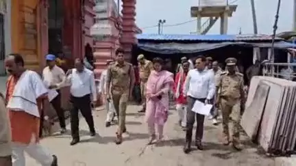 महाराजगंज: भवरेश्वर मंदिर में श्रावण मास के मेले के दृष्टिगत, डीएम व एसपी ने मंदिर परिसर का किया निरीक्षण