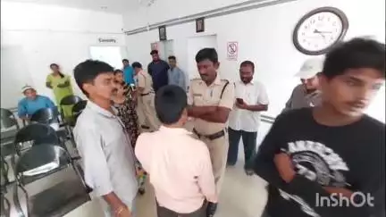 కొత్తగూడెం: వైద్యం వికటించి రెండు చేతులు ఇన్ఫెక్షన్ గురైందని పాల్వంచ వృద్ధి జనరల్ హాస్పిటల్ ముందు మహిళా బంధువులు ఆందోళన