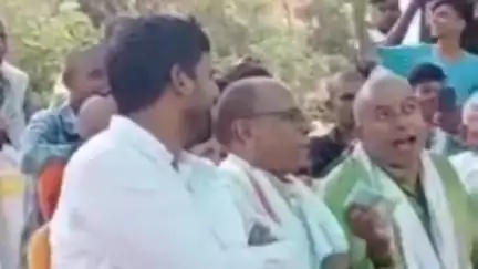 भभुआ: मिसिर जी तू बारा बड़ा ठंडा गाने पर बार बालाओं को गोदी में बैठाकर नोट देते भाजपा जिलाध्यक्ष का वीडियो हुआ वायरल