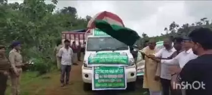 ଫୁଲବାଣୀ ସହର: ରାଇକିଆ ରେ ଉଦଘାଟନ ହେଲା ଭ୍ରାମ୍ୟମାଣ ଚାରା ବଣ୍ଟନ ରଥ।ଏହାକୁ ବ୍ଲକ ଅଧ୍ୟକ୍ଷ ପ୍ରିତମ ପ୍ରଧାନ ପତାକା ଦେଖାଇ ଶୁଭାରମ୍ଭ କରିଥିଲେ