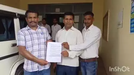 भानपुर: पूर्व सैनिकों ने CMO से भानपुर CHC प्रभारी पर कमीशन मांगने का आरोप लगाया, सौंपा ज्ञापन