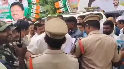 హిమాయత్ నగర్: గాంధీభవన్ వద్ద ఉద్రిక్తత, ఎంపీ రేణుక చౌదరి ఎమ్మెల్యే ప్రేమ్ సాగర్ రావును లోపలికి అనుమతించని పోలీసులు