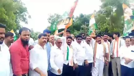 కామారెడ్డి: ఎల్బీ స్టేడియం కు తరలి వెళ్లిన కాంగ్రెస్ శ్రేణులు.. జెండా ఊపి ర్యాలీ నీ ప్రారంభించిన : ఇలియాస్
