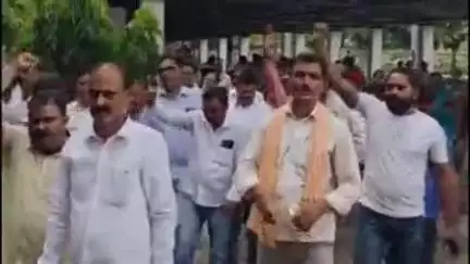 गोंडा: गोंडा में विभिन्न मांगों को लेकर उत्तर प्रदेश प्राथमिक शिक्षक संघ के बैनर तले शिक्षकों ने सौंपा ज्ञापन
