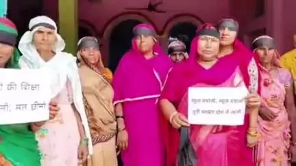 फतेहपुर: सुजानपुर में महिलाओं ने काली पट्टी बांधकर यूपी सरकार से 27 हजार बंद सरकारी विद्यालय के फैसले वापस लेने की मांग की