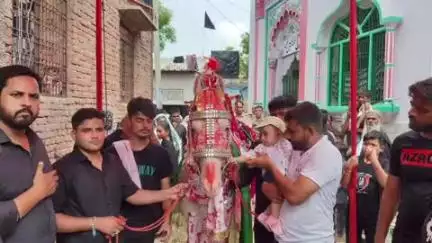 बुलंदशहर: औरंगाबाद के गाँव चरौरा मुस्तफाबाद में मोहर्रम के अवसर पर सबीहे दुलदुल घोड़े का जुलूस ग़मगीन माहौल में निकाला गया