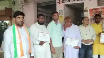 पालोजोरी: पालोजोरी के सुभाष चौक स्थित कांग्रेस पार्टी की हुई बैठक दर्जनों कार्यकर्ताओं को मिला प्रमाण पत्र