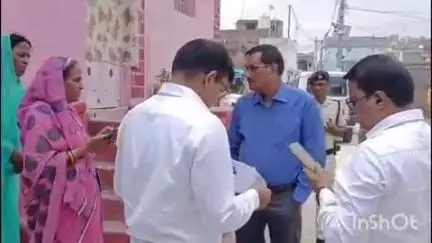 गोपालगंज: कोन्हवा पंचायत में मतदाता सूची पुनरीक्षण कार्य का डीएम ने किया निरीक्षण, लापरवाही पर होगी कार्रवाई