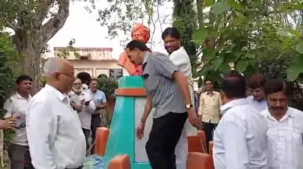 झांसी: स्वामी विवेकानंद की पुण्यतिथि पर पूर्व केंद्रीय मंत्री ने सरस्वती पाठशाला कॉलेज में प्रतिमा पर श्रद्धा सुमन अर्पित किए