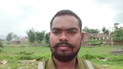लातेहार जिला में जमीन का बहुत बड़ी समस्या से लोग जूझते आ रहे हैं जमीन से संबंधित अधिकारी मामला को सुलझाने के अलावा विवाद में फंसने का काम कर रही है