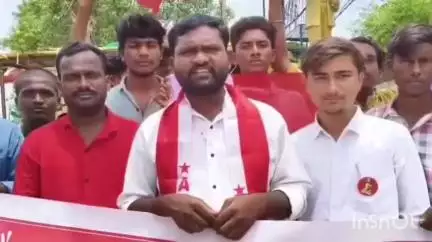 కోడుమూరు: ఫీజు రీఎంబర్స్మెంట్, వసతి దీవెన బకాయిలు విడుదల చేయాలని కోడుమూరులో ఏఐఎస్ఎఫ్ ధర్నా పాల్గొన్న జిల్లా అధ్యక్షుడు సోమన్న