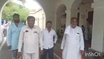 उरई: ग्राम सिकरी राजा में प्रधान पर दबंगई दिखाते हुए लाखों की खेती पर जेसीबी से रोड डलवाने का आरोप, डीएम से की शिकायत