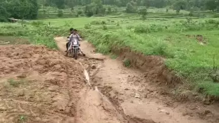 दुधि: बरखोरहा गांव के भुंइया बस्ती जाने के लिए सड़क नही, 
आजादी के 77 साल बाद भी अब तक सड़क का सपना अधूरा #jansamasya
