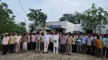 सीमलवाड़ा: कांग्रेस ने राज्य सरकार के खिलाफ किया विरोध प्रदर्शन, मांगों को लेकर एसडीएम सीमलवाड़ा को सौंपा ज्ञापन