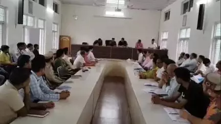 बैजनाथ: जन सुविधाओं को प्राथमिकता पर पूर्ण करें अधिकारी: बैजनाथ में विकास कार्यों की समीक्षा बैठक में बोले विधायक किशोरी लाल