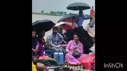 মানিকচক: নদী পাড়ের বিচ্ছিন্ন গদাই চড়ে স্বাস্থ্য পরিষেবা দিতে দুর্গম এলাকায় পৌঁছলেন স্বাস্থ্য কর্মীরা