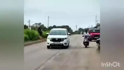 सांगोला: बाजार समिती येथे वारकऱ्यांना आमदार बाबासाहेब देशमुख यांनी आरोग्यविषयक योजनांची दिली माहिती