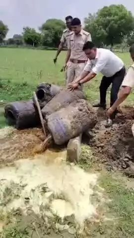 धौलपुर: आर्दश नगर गांव में अवैध हथकढ़ शराब के खिलाफ की गई संयुक्त कार्रवाई, करीब 15 भट्ठियां तोड़ी व कच्ची वॉश को किया गया नष्ट