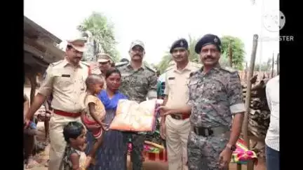 కొత్తగూడెం: గంగమ్మ కాలనీ గుర్తుపయ్య గ్రామంలో కమ్యూనిటి కాంటాక్ట్‌ కార్యక్రమం నిర్వహించిన ఎస్పీ రోహిత్ రాజు