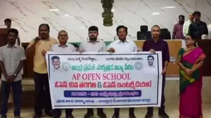కలెక్టరేట్‌లో సార్వత్రిక విద్యాపీఠం కరపత్రికలను ఆవిష్కరించిన కలెక్టర్ ఏఎస్ దినేష్ కుమార్