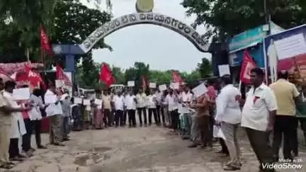 పెండింగ్‌ సమస్యలను పరిష్కరించాలని ఎర్ర బ్యాడ్జీలతో ఆర్టీసీ ఉద్యోగుల నిరసన