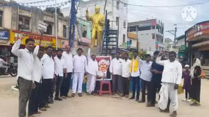 బాన్సువాడ: బాన్సువాడలో తెలంగాణ సాయుధ పోరాట యోధుడు దొడ్డి కొమరయ్య వర్ధంతి నిర్వహించిన కురుమ సంఘం నాయకులు