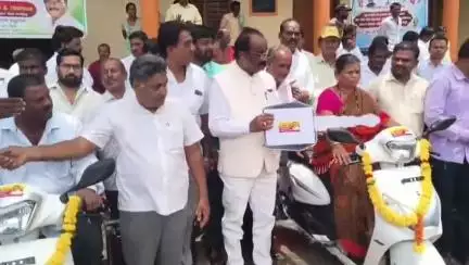 ಜಮಖಂಡಿ: ನಗರದಲ್ಲಿ ಫಲಾನುಭವಿಗಳಿಗೆ ಉಪಕರಣ ವಿತರಣಾ ಕಾರ್ಯಕ್ರಮಕ್ಕೆ 3 ಗಂಟೆ ತಡವಾಗಿ ಬಂದ ಶಾಸಕ ಜಗದೀಶ್ ಗುಡಗುಂಟಿ!