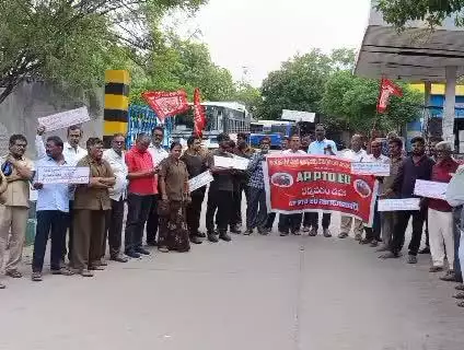 ధర్మవరం ఆర్టీసీ బస్టాండ్ గ్యారేజ్ వద్ద ఏపీపీటీడీ నాయకుల ధర్నా