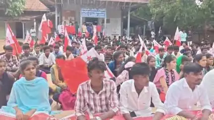 రాయదుర్గం: ఫీజు రీయింబర్స్‌మెంట్ బకాయిలు చెల్లించాలని డిమాండ్ చేస్తూ పట్టణంలో ఏఐఎస్ఎఫ్ ఆధ్వర్యంలో విద్యార్థుల ధర్నా