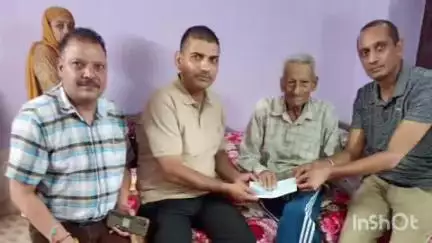 ढटवाल: एक्स सर्विसमैन प्रकाश चंद ने बणी स्कूल के लिए 51 हजार रुपये का चेक किया भेंट