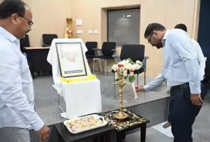 పెద్దపల్లి: జిల్లా కలెక్టరేట్‌లో ఉమ్మడి రాష్ట్ర మాజీ ముఖ్యమంత్రి రోశయ్య జయంతి కార్యక్రమం, నివాళులర్పించిన కలెక్టర్